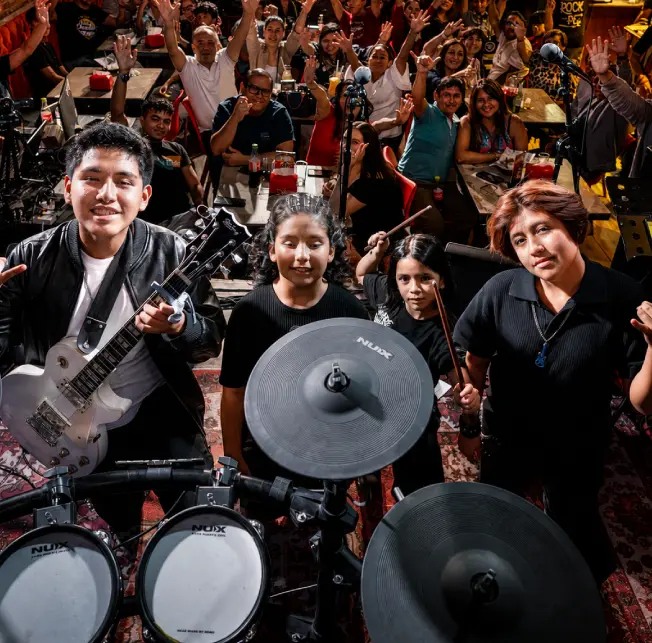 Alumnos de BigDrummers ensayando en grupo en la academia