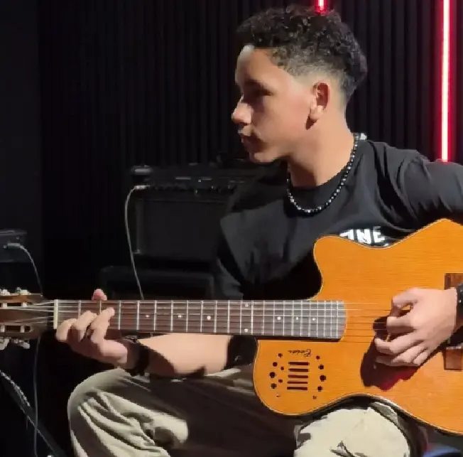Alumno en clases de guitarra acústica en la academia de música BigDrummers